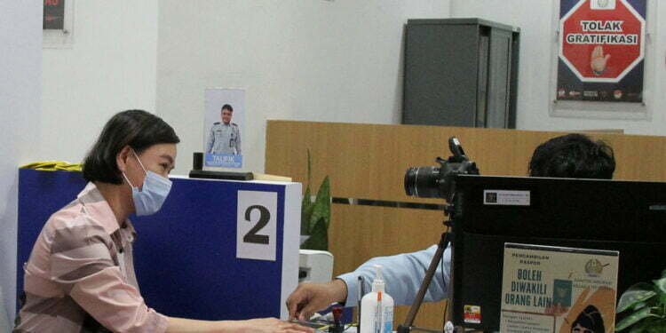 Ilustrasi   Seorang pemohon menjalani sesi pengambilan sidik jari pembuatan paspor di Kantor Imigrasi Kelas II Dumai