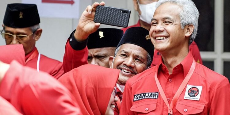 Kader PDI Perjuangan yang juga Gubernur Jawa Tengah Ganjar Pranowo kanan berswafoto dengan rekannya usai pembukaan Rapat Kerja Nasional Rakernas II PDI Perjuangan di Jakarta