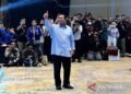 Bakal calon presiden dari Koalisi Indonesia Maju Prabowo Subianto mangacungkan jempol
