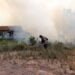 Ilustrasi anggota polisi memadamkan api pada lahan kering yang terbakar di Kota Dumai Riau Foto Utusan Bangsa