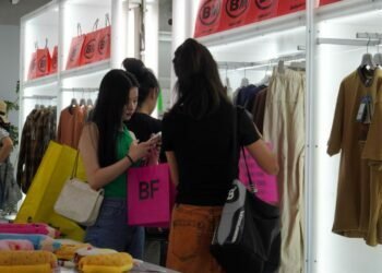 Konsumen muda membeli pakaian di toko pakaian THE BOX Youth Energy Center di Distrik Chaoyang Beijing ibu kota Tiongkok Foto by Xinhua_result