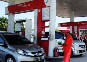 Petugas SPBU mencatat nomor polisi kenderaan yang mengisi BBM di Kota Dumai Riau Utusan Bangsa
