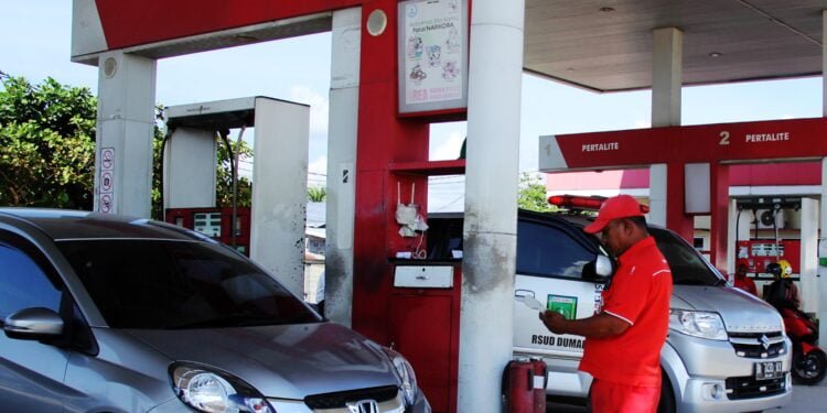 Petugas SPBU mencatat nomor polisi kenderaan yang mengisi BBM di Kota Dumai Riau Utusan Bangsa