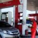 Petugas SPBU mencatat nomor polisi kenderaan yang mengisi BBM di Kota Dumai Riau Utusan Bangsa