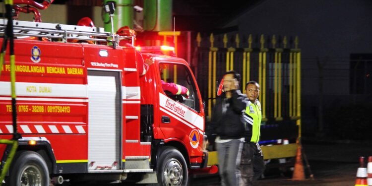 Sebuah mobil pemadam kebakaran memasuki kawasan Kilang Minyak Putri Tujuh Pertamina RU II Dumai untuk memadamkan kebakaran ledakan di area gas compressor Sabtu 1 Mei 2023