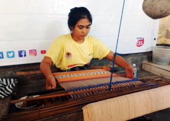 Seorang perajin memproduksi tenun berbahan baku sampah plastic kresek dicampur dengan benang di Desa Sukarara Lombok Tengah Nusa Tenggara Barat Foto by Antara