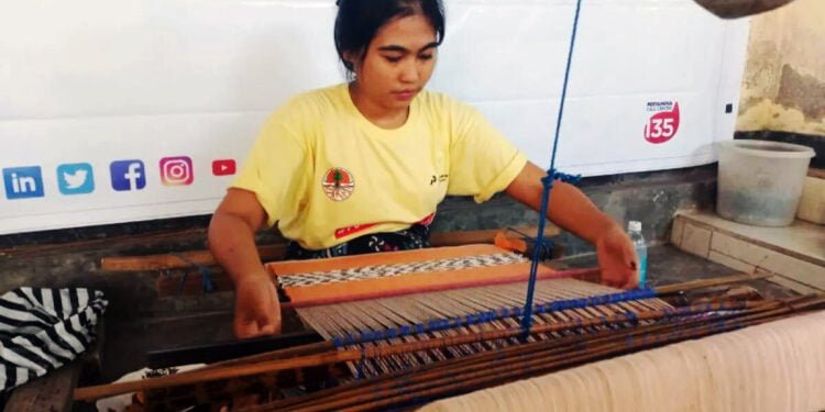 Seorang perajin memproduksi tenun berbahan baku sampah plastic kresek dicampur dengan benang di Desa Sukarara Lombok Tengah Nusa Tenggara Barat Foto by Antara