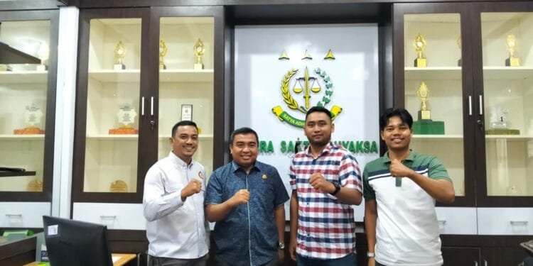 Perwakilan Forum Alumni Badan Eksekutif Mahasiswa FABEM dan BEM Universitas Islam Kuantan Singingi Uniks berfoto bersama jajaran Kejaksaan Negeri Kuantan Singingi saat melakukan kunjungan pada Rabu 23 Juli 2025