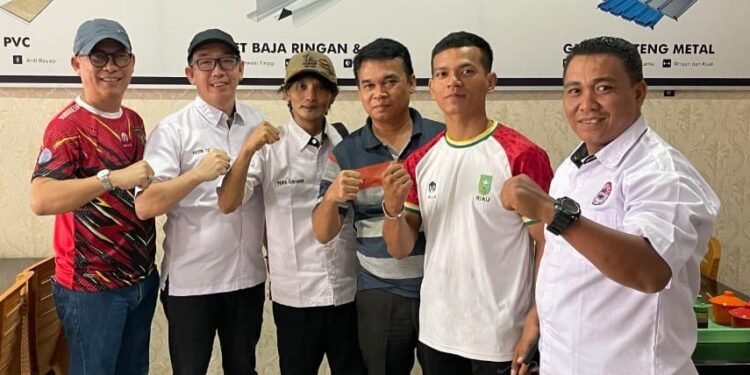 Jajaran pengurus KBI Kota Dumai bersama Ketua Umum KBI Pengprov Riau M Yasmin kiri dan Humas Pengprov KBI Riau Herwin MT Sagala ketiga dari kanan dalam pertemuan konsolidasi persiapan Porprov 2026