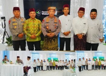 Kapolri Jenderal Listyo Sigit Prabowo (tengah) berfoto bersama Gubernur Riau Abdul Wahid (kedua kiri), Ustaz Abdul Somad (ketiga kanan), Kapolda Riau Irjen Hery Heryawan (kiri), dan akademisi Rocky Gerung (kanan) dalam acara Sambang Petang di Pesantren Nurul Azhar, Pekanbaru, Riau.