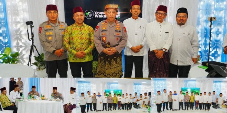 Kapolri Jenderal Listyo Sigit Prabowo tengah berfoto bersama Gubernur Riau Abdul Wahid kedua kiri Ustaz Abdul Somad ketiga kanan Kapolda Riau Irjen Hery Heryawan kiri dan akademisi Rocky Gerung kanan dalam acara Sambang Petang di Pesantren Nurul Azhar Pekanbaru Riau