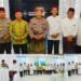 Kapolri Jenderal Listyo Sigit Prabowo tengah berfoto bersama Gubernur Riau Abdul Wahid kedua kiri Ustaz Abdul Somad ketiga kanan Kapolda Riau Irjen Hery Heryawan kiri dan akademisi Rocky Gerung kanan dalam acara Sambang Petang di Pesantren Nurul Azhar Pekanbaru Riau