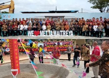 Gambar: Jajaran Pengurus Yayasan Prajnamitra Maitreya bersama para Ketua dan perwakilan Lembaga Keagamaan Buddha, serta Ormas Tionghoa di Pekanbaru memulai pembangunan gedung baru SMK Metta Maitreya di Jalan Bukit Barisan III, Pekanbaru.