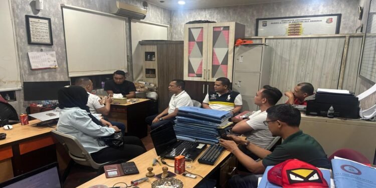 Muflihun bersama tim kuasa hukumnya sedang melakukan pertemuan dengan pihak kepolisian di Polresta Pekanbaru untuk melaporkan dugaan pemalsuan tanda tangan dalam dokumen SPPD Tahun 2020 sebagai bagian dari proses penyelidikan kasus tersebut