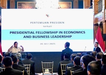 Presiden Prabowo Subianto memberikan arahan kepada para peserta program Presidential Fellowship in Economics and Business Leadership.
