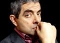 Rowan Atkinson aktor di balik karakter ikonik Mr Bean dalam sebuah potret yang menunjukkan sisi seriusnya merefleksikan latar belakang akademisnya di bidang teknik elektro sebelum menjadi maestro komedi