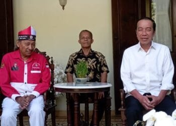 Mantan Presiden RI Joko Widodo (kanan) dalam sebuah pertemuan bersama Fredy Samosir (kiri) Ketua Umum PRABOS Nusantara.