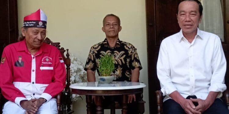 Mantan Presiden RI Joko Widodo kanan dalam sebuah pertemuan bersama Fredy Samosir kiri Ketua Umum PRABOS Nusantara