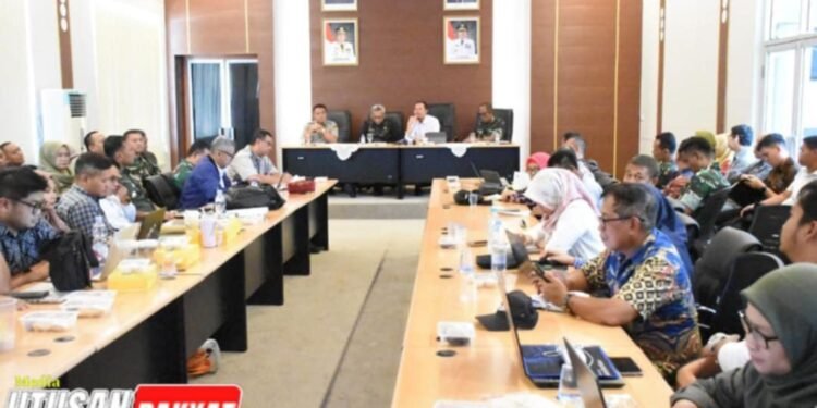Suasana rapat awal Entry Meeting BPK yang dihadiri Komandan Korem 044Garuda Dempo Brigjen TNI Adri Koesdyanto beserta jajaran di Palembang Kamis 2882025
