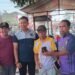 Camat Cileungsi Adhi Nugraha tengah berkemeja biru abu saat berdialog langsung dengan warga di wilayah Kecamatan Cileungsi dalam rangka sosialisasi pemasangan Bendera Merah Putih