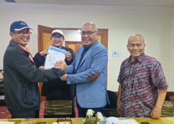 Bakal calon Ketua Umum PWI Pusat Akhmad Munir (kedua dari kanan, mengenakan jas biru) menerima dukungan dari perwakilan PWI Provinsi. Turut hadir dalam pertemuan tersebut Zulmansyah Sekedang (kedua dari kiri) dan Atal S Depari (paling kanan) yang juga memberikan dukungan penuh.