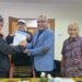 Bakal calon Ketua Umum PWI Pusat Akhmad Munir kedua dari kanan mengenakan jas biru menerima dukungan dari perwakilan PWI Provinsi Turut hadir dalam pertemuan tersebut Zulmansyah Sekedang kedua dari kiri dan Atal S Depari paling kanan yang juga memberikan dukungan penuh