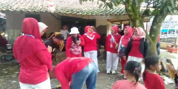 Sejumlah panitia dari Forum Masyarakat Silaturahmi Bogor Timur FORMASI BOTIM yang mengenakan seragam merah putih berbaur dengan warga dan anak anak saat acara santunan yatim dan perayaan HUT ke 80 RI