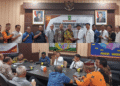 Audiensi Forum Pembauran Kebangsaan FPK Lembaga Kerukunan Masyarakat Dumai LKKMD dengan FPK Provinsi Riau di Ruang Rapat Kesbangpol Provinsi Riau Suasana pertemuan tampak dalam dua suasana formal di meja rapat dan akrab saat berfoto bersama