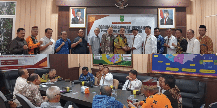 Audiensi Forum Pembauran Kebangsaan FPK Lembaga Kerukunan Masyarakat Dumai LKKMD dengan FPK Provinsi Riau di Ruang Rapat Kesbangpol Provinsi Riau Suasana pertemuan tampak dalam dua suasana formal di meja rapat dan akrab saat berfoto bersama