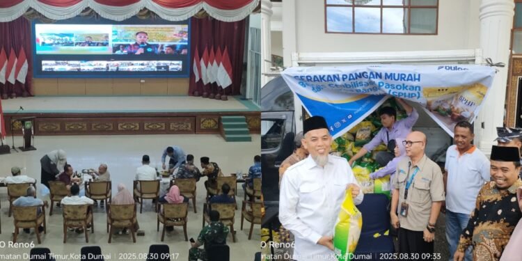 Walikota Dumai H Paisal kanan memegang beras saat meninjau pelaksanaan Gerakan Pangan Murah GPM yang digelar Dinas Ketahanan Pangan bersama Bulog Dumai setelah mengikuti pencanangan GPM secara daring di Gedung Pendopo Sri Bunga Tanjung kiri Sabtu 3082025