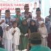 Anggota senior GAPERSUS secara simbolis memberikan tumpeng dan santunan kepada perwakilan anak yatim dalam acara perayaan HUT ke 1 organisasi di Bogor Suasana kebersamaan dan kepedulian sosial tampak dalam momen tersebut dengan latar belakang spanduk acara