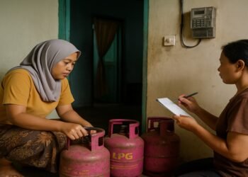 Ilustrasi warga sedang membeli elpiji atau mencatat meteran listrik di rumah sederhana.
