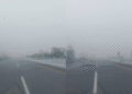 Jalan Tol Dumai Pekanbaru diselimuti kabut asap tebal pada Senin 482025 pagi yang menyebabkan jarak pandang sangat terbatas bagi pengendara