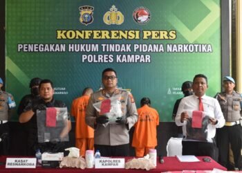 Kapolres Kampar, AKBP Boby Putra Ramadhan (tengah), didampingi Kasat Resnarkoba dan jajaran, menunjukkan barang bukti sabu-sabu seberat 1 kilogram dan para tersangka saat konferensi pers di Mapolres Kampar.