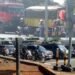 Suasana arus lalu lintas di perempatan Cileungsi yang dipadati kendaraan roda dua truk dan mobil pribadi