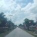Suasana semarak di salah satu ruas jalan di Kecamatan Bunga Raya Siak yang dihiasi dengan bendera Merah Putih dan umbul umbul untuk menyambut HUT Kemerdekaan RI ke 80