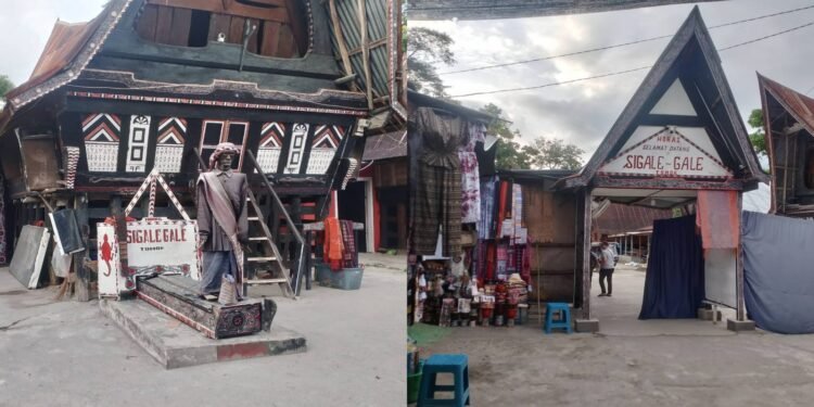 Kiri Patung Sigale Gale berdiri di depan Rumah Bolon rumah adat suku Batak Kanan Pintu masuk menuju area pertunjukan Sigale Gale di Tomok yang juga merupakan area pasar wisata
