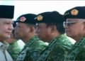 Presiden Republik Indonesia Prabowo Subianto berdiri di hadapan Letnan Jenderal TNI Kehormatan Purn Musa Bangun dan perwira tinggi TNI AD lainnya saat Upacara Penganugerahan Pangkat Kehormatan di Pusdiklatpassus Kopassus Batujajar Bandung Barat