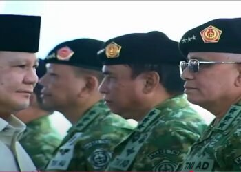 Presiden Republik Indonesia Prabowo Subianto berdiri di hadapan Letnan Jenderal TNI (Kehormatan) (Purn) Musa Bangun dan perwira tinggi TNI AD lainnya saat Upacara Penganugerahan Pangkat Kehormatan di Pusdiklatpassus Kopassus Batujajar, Bandung Barat.