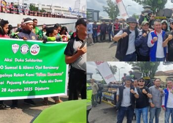 Aksi duka solidaritas yang digelar oleh DPD Asosiasi Driver Online (ADO) Sumsel dan Aliansi Ojol Bersinergi di halaman Mapolda Sumatera Selatan, Sabtu (30/08/2025). Aksi ini untuk mengenang rekan mereka, Affan Kurniawan, yang meninggal dunia saat demo di Jakarta.