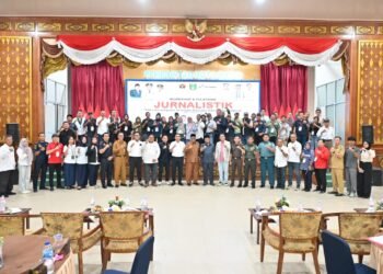 Foto bersama peserta, narasumber, dan tamu undangan dalam acara Workshop dan Pelatihan Jurnalistik PWI Dumai dengan tema "Etika dan Integritas di Tengah Derasnya Arus Informasi Digital" di Balai Sri Bunga Tanjung, Senin (25/8/2025).