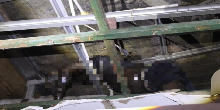 Petugas menemukan jasad korban tersangkut di atas plafon Gedung Mahligai Bungsu Bangkinang dalam kondisi tubuh menghitam
