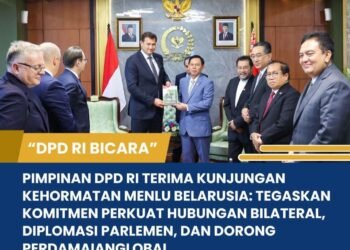 Ketua DPD RI Sultan B. Najamudin (tengah, berkemeja biru) bertukar cinderamata dengan Menteri Luar Negeri Republik Belarusia Maxim Ryzhenkov (tengah, berjas hitam).