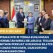 Ketua DPD RI Sultan B Najamudin tengah berkemeja biru bertukar cinderamata dengan Menteri Luar Negeri Republik Belarusia Maxim Ryzhenkov tengah berjas hitam