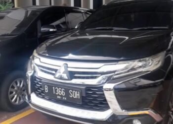 Sebuah mobil Mitsubishi Pajero Sport dengan pelat nomor hitam "B 1366 SOH" yang diduga kendaraan dinas milik BWSS V Padang, tertangkap kamera.