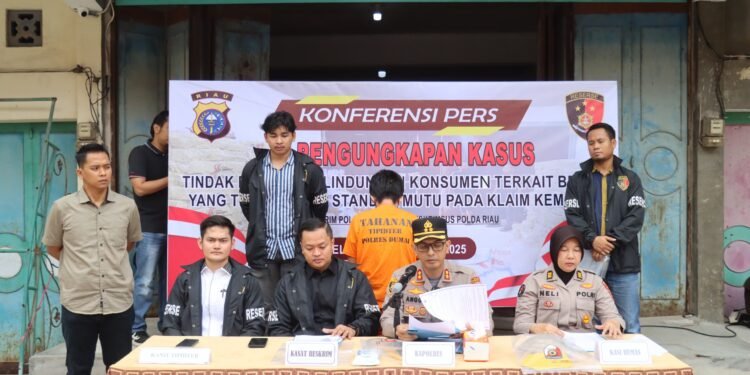 Polres Dumai Berhasil Mengungkap Kasus Tindak Pidana Pengoplosan Beras - Utusan Bangsa Kapolres Dumai AKBP Angga F Herlambang tengah didampingi jajarannya saat memberikan keterangan pers terkait pengungkapan kasus pengoplosan beras di Dumai Selasa 1982025