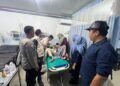 Polsek Tambang Tangkap Pelaku Curanmor Usai Diajar Massa - Utusan Bangsa - Utusan Bangsa Petugas Polsek Tambang bersama tenaga medis menangani pelaku pencurian motor yang mengalami luka akibat diamuk massa di ruang perawatan RS Bhayangkara