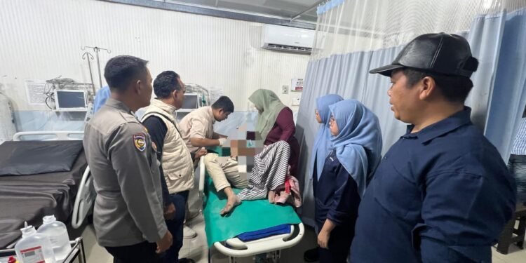 Polsek Tambang Tangkap Pelaku Curanmor Usai Diajar Massa - Utusan Bangsa - Utusan Bangsa Petugas Polsek Tambang bersama tenaga medis menangani pelaku pencurian motor yang mengalami luka akibat diamuk massa di ruang perawatan RS Bhayangkara