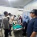 Polsek Tambang Tangkap Pelaku Curanmor Usai Diajar Massa - Utusan Bangsa - Utusan Bangsa Petugas Polsek Tambang bersama tenaga medis menangani pelaku pencurian motor yang mengalami luka akibat diamuk massa di ruang perawatan RS Bhayangkara