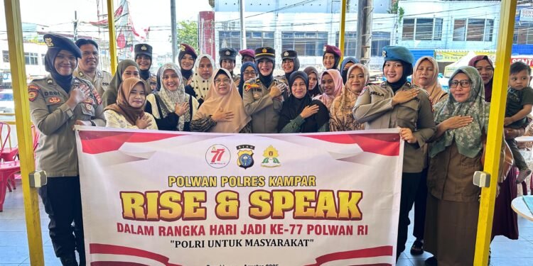 Personel Polwan Polres Kampar berfoto bersama masyarakat dalam kegiatan Rise and Speak di Pasar Bangkinang Selasa 2682025 Kegiatan ini digelar dalam rangka Hari Jadi ke 77 Polwan RI untuk mengedukasi publik tentang pentingnya perlindungan perempuan dan anak